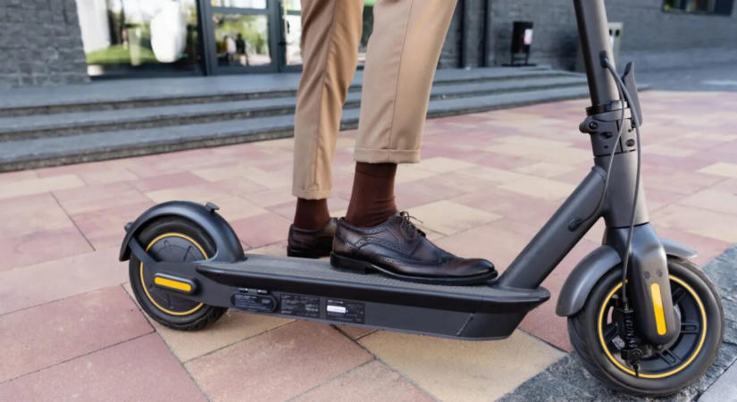 Szigorúbb szabályok Párizsban: kötelező a védőfelszerelés az elektromos rollereseknek