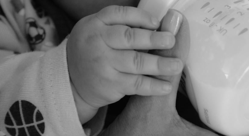 Szoptatás után halt meg a háromhetes csecsemő: Kristálymet-túladagolás végzett vele