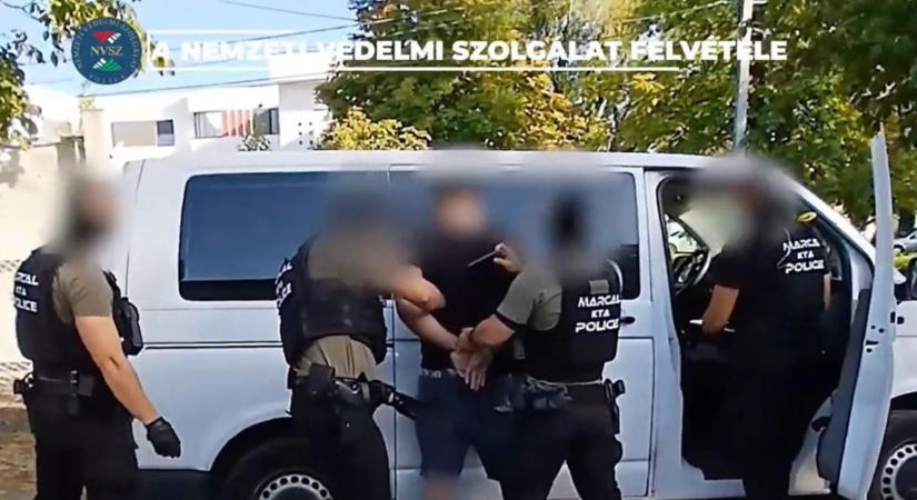 Ütötte, rúgta a rendőröket, még a szolgálati kutyára is rátámadt húszas éveiben járó férfi - koponya zúzódást is okozott - videó
