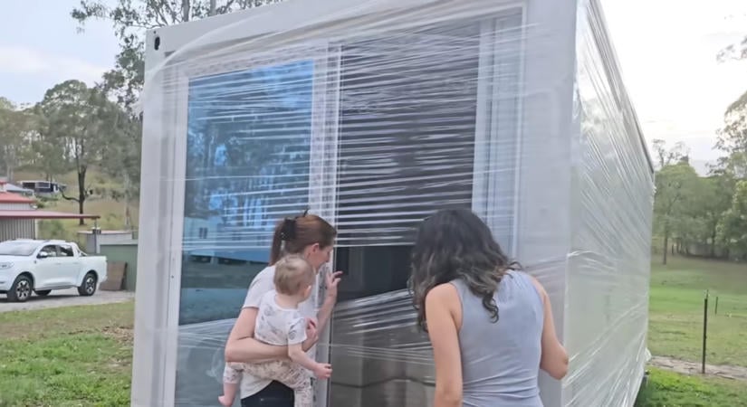 Vettek egy gyanúsan olcsó konténerházat Kínából: 6 hónap múlva megmutatták a brutális valóságot (videó)