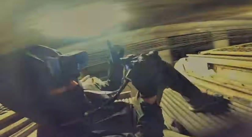 Videón látható, ahogy két maszkos ember a 2-es metró tetején utazik, ami nem csak szabálytalan, de életveszélyes is