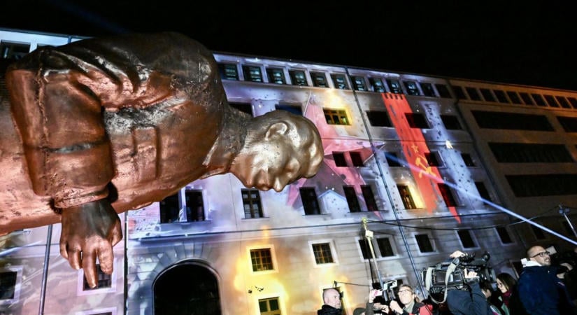 Hetven év után ismét ledőlt a Sztálin-szobor Budapesten