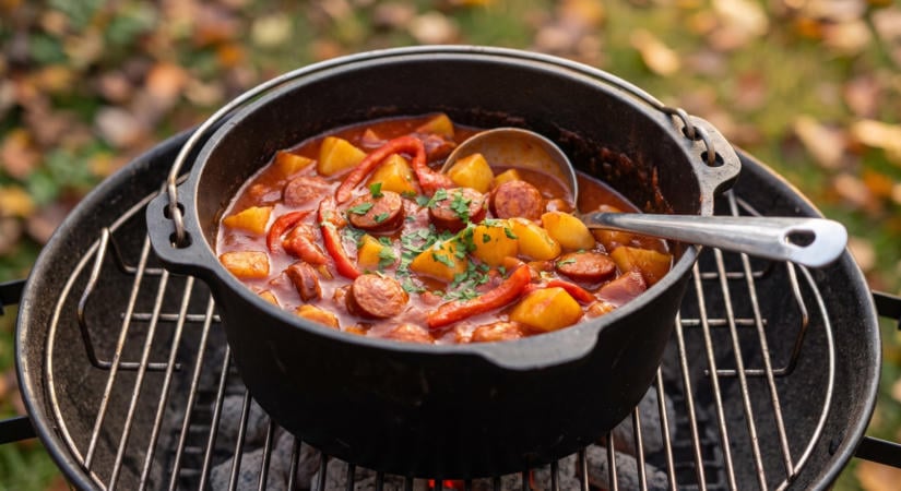 Paprikás krumpli öntöttvas lábasban a grillen