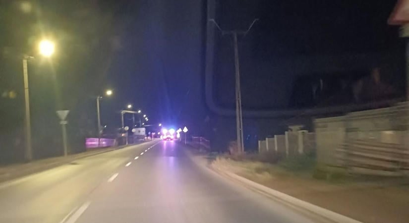 Árokba borult egy autó hétfő éjszaka a szabolcsi városban, a tűzoltók mellett a mentőket is riasztották!