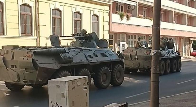 Harci járművek bukkantak fel Nagykanizsán – rejtély, hová tartnak (videó)