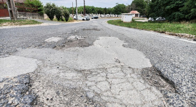 Leszakadt úttest, kátyú kátyú hátán - Újabb szörnyű állapotú utcát mutatunk (fotók)