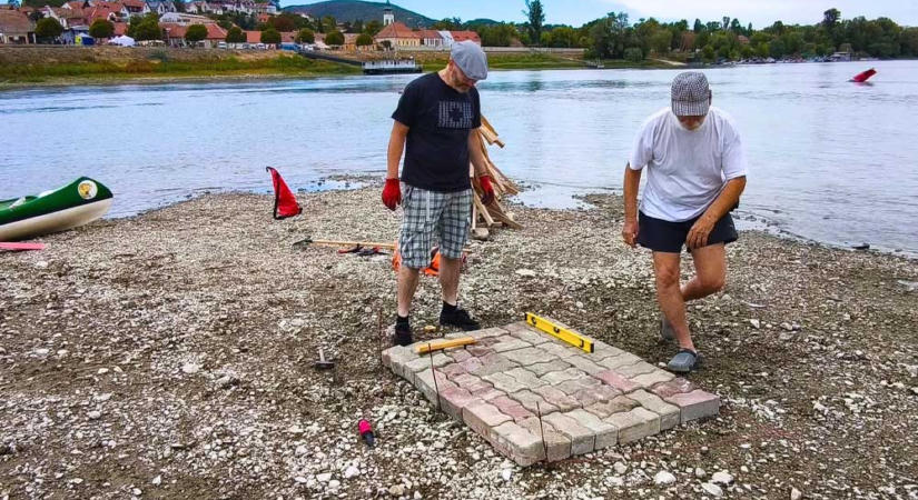 Furcsa látvány Szentendrénél: Előbukkant egy új sziget a Dunából, és azonnal letérkövezték