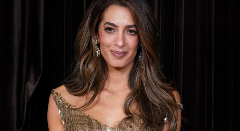 Amal Clooney volt az Albies-gála legszebbje: arany ruhájában fenséges királynőként ragyogott a vörös szőnyegen