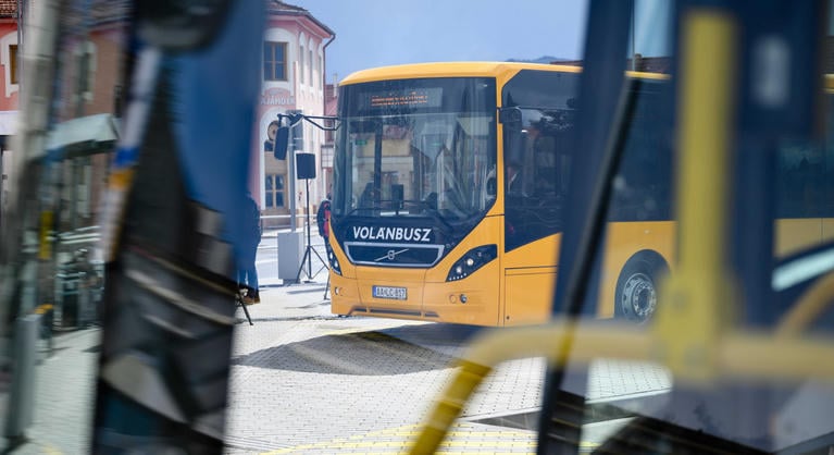 Három év börtönre ítélték a Volánbusz Zrt. volt vezetőjét, aki a Seszták-ügyben is kulcsszerepet játszik