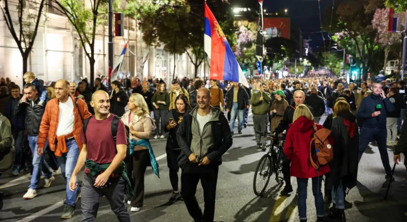 Százezres tömeg tüntetett Belgrádban Aleksandar Vučić ellen a vasárnapi választás előtt
