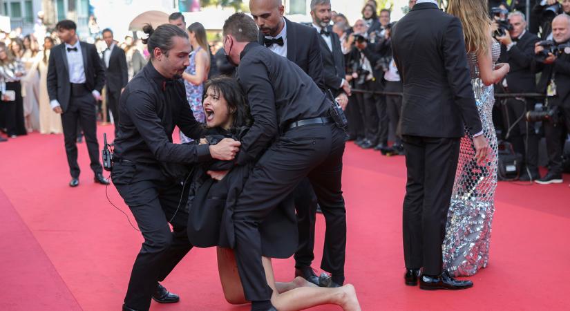 Félmeztelenül rohant be a vörösszőnyegre egy nő Cannes-ban