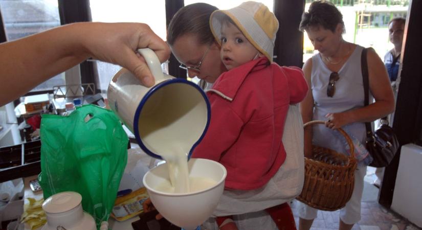 Öntsünk tiszta vizet, pontosabban tejet a pohárba!