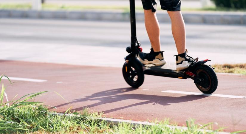 Döbbenetes, mit művelt az apuka: hintában vitte gyermekét az elektromos roller kormányán