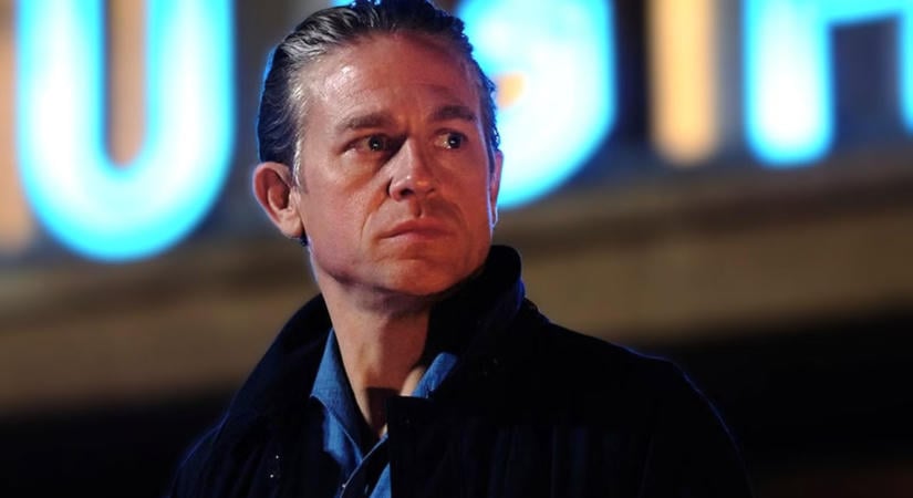 Felejtsd el James Bondot – Charlie Hunnam új kémsorozata pont az ellenkezőjét ígéri annak, amit 007-től megszoktunk