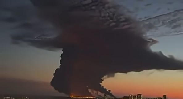 Videón egy Szocsinál lángoló árnyékflottás tanker, miután ukrán dróncsapás érte