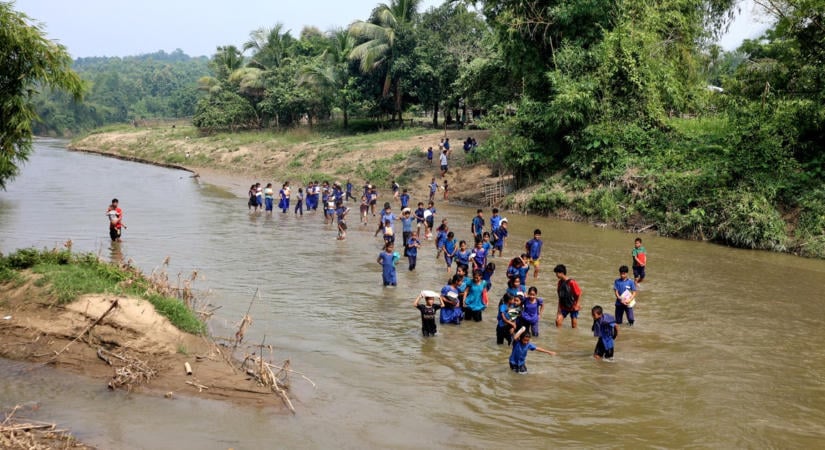 Életveszélyes út a tudásért: híd nélkül, a sodró vízben gázolva járnak iskolába a bangladesi gyerekek
