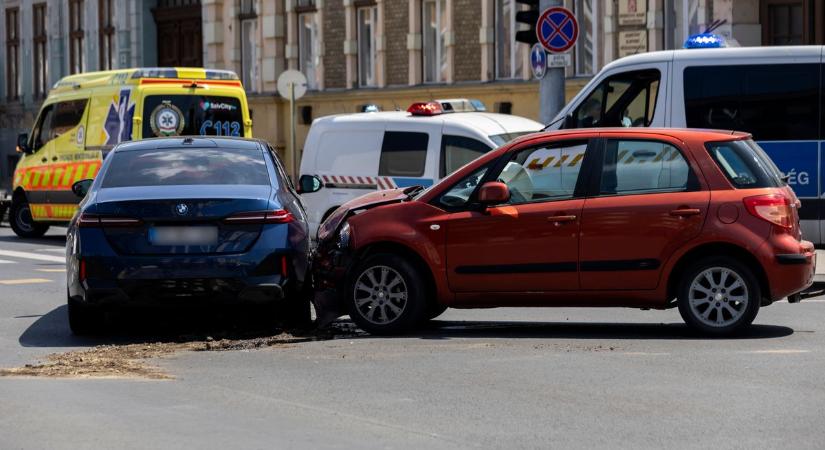 Egymásba rohant két autó Csömenden, mentő is érkezett