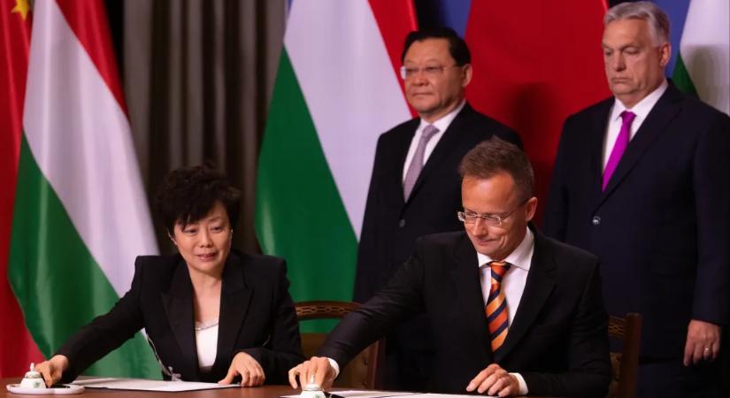Az Országgyűlés nemzetbiztonsági bizottságában személyesen is meghallgatnák Szijjártót a BYD-ben betöltött állása miatt