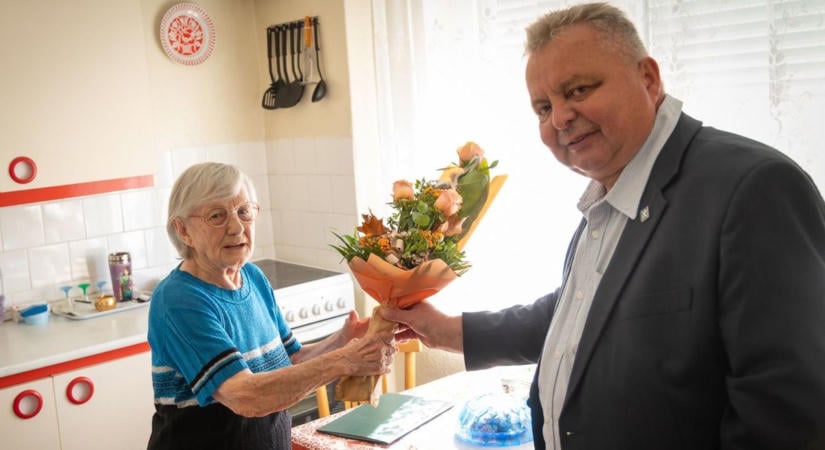 „Én nem nyöszörgök” - 95 éves nénit köszöntöttek Oroszlányban, de jött a meglepetés