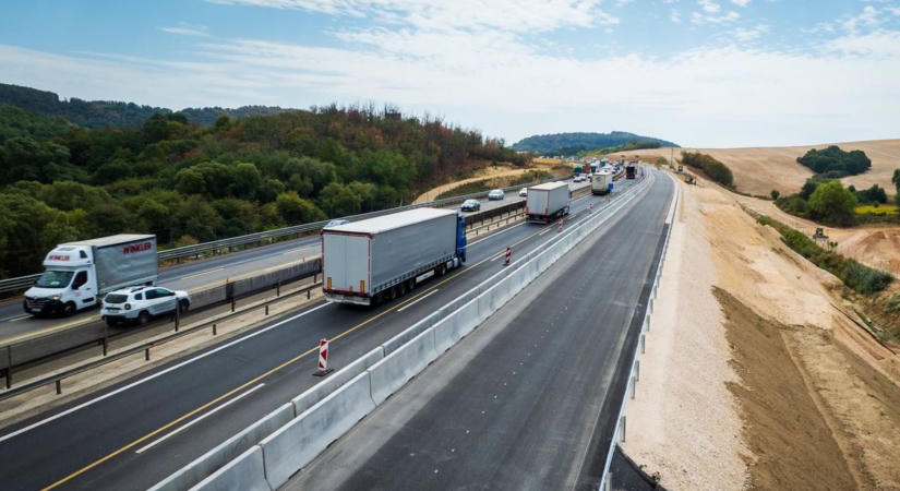 Óriási változás jön az M1-es autópályán, teljesen átalakul a forgalmi rend