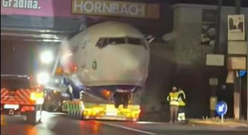 Híd alá szorult egy hatalmas repülőgép Romániában – videó