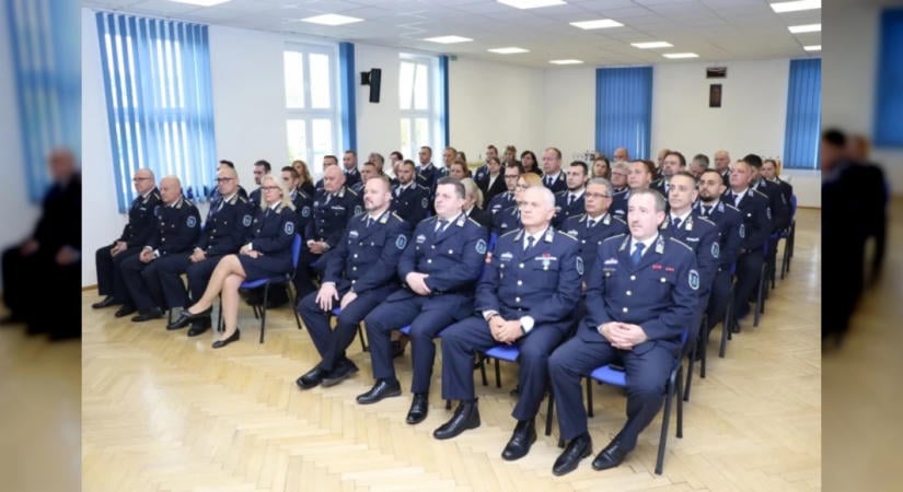 Több tucat Baranya vármegyei rendőrt és rendőrségi munkatársat részesítettek elismerésben
