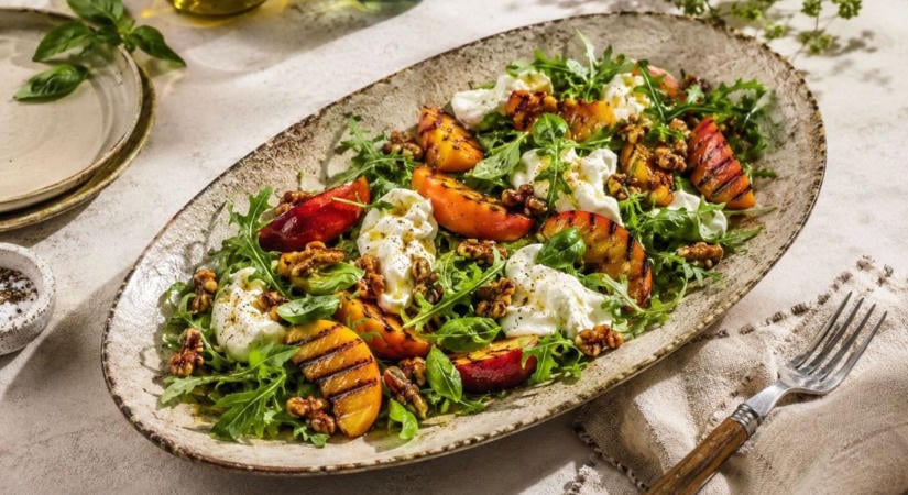 Caprese helyett: a grillezett őszibarack burratával sokkal finomabb, mint a paradicsomos verzió - RECEPT