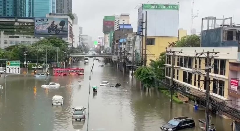 Drámai a helyzet Bangkokban: Hivatalosan is katasztrófa sújtotta övezetté nyilvánították a víz alá került várost