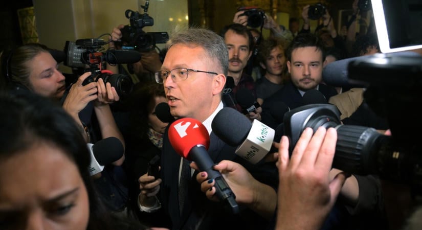Hankó Balázst a családja elkísérte a Parlamentbe, a felesége és a fiai is mellette álltak – fotó