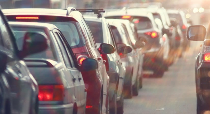 Leállt az M1-es kamionbaleset miatt, elterelik a forgalmat