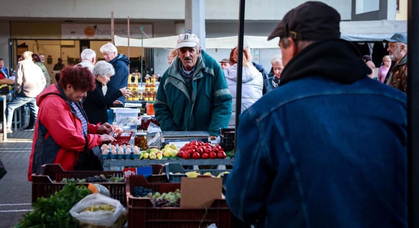 Beszökött a hamisítatlan ősz a szekszárdi piacra: ennyibe kerül most a sütőtök, a szőlő és a krizantém