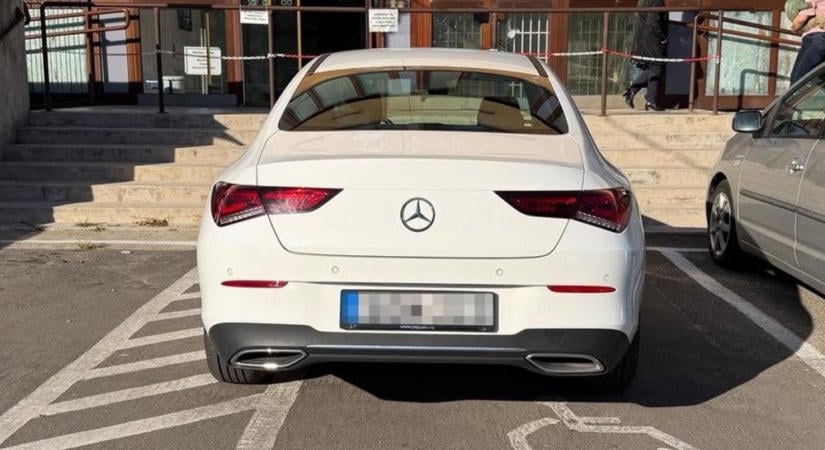 Úgy parkolt a Mercedesszel, hogy egyenruhások várták mire visszatért