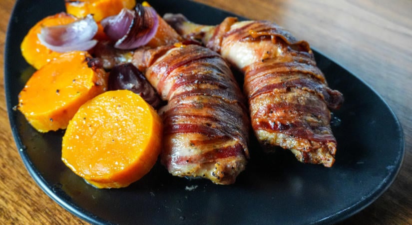 Baconbe tekert csirkecomb sütőtökkel és lilahagymával