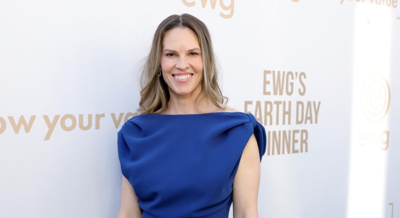 Hollywoodi szenzáció: várandós az 52 éves Hilary Swank