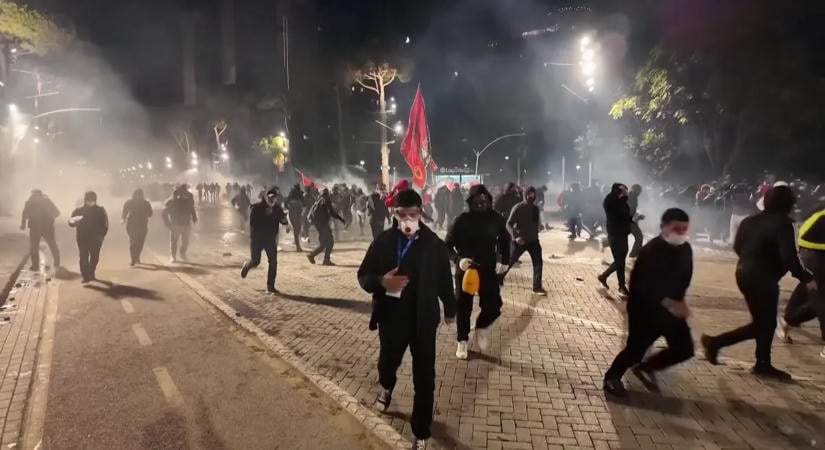 Utcai káosz Albániában: a parlamentet is elérték a kormányellenes tüntetések