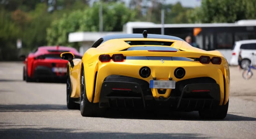 Hídpillérnek csapódott a 830 lóerős Ferrari, illegális verseny gyanúja is felmerült – fotók a roncsról