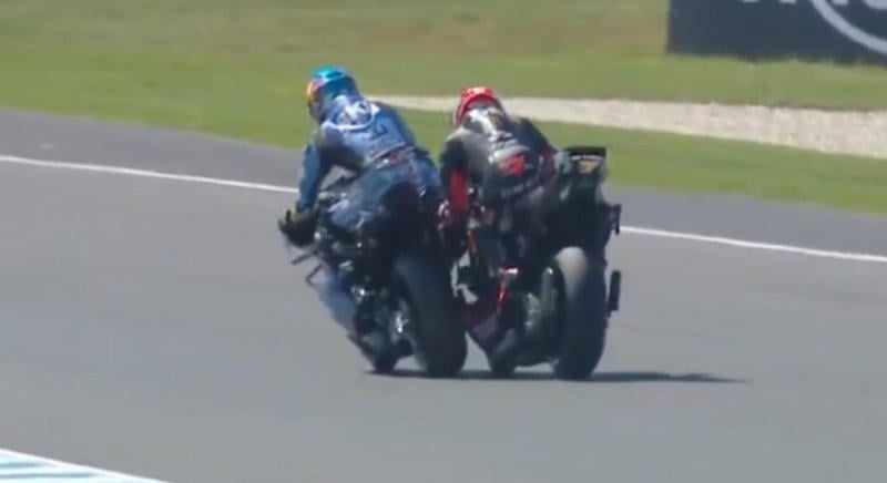 MotoGP: Bezzecchi ütközött, majd az élen zárt pénteken, Marquez az Apriliák sűrűjében