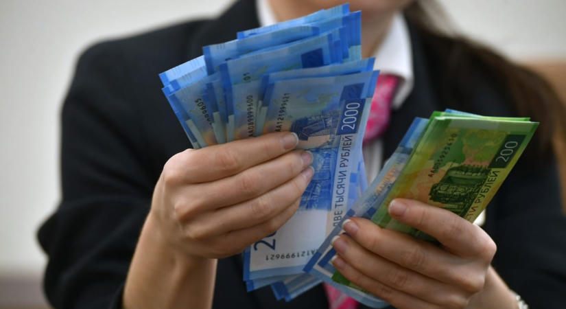 Az oroszok milliárdokat vesznek ki a bankokból, félnek a vagyonelkobzástól