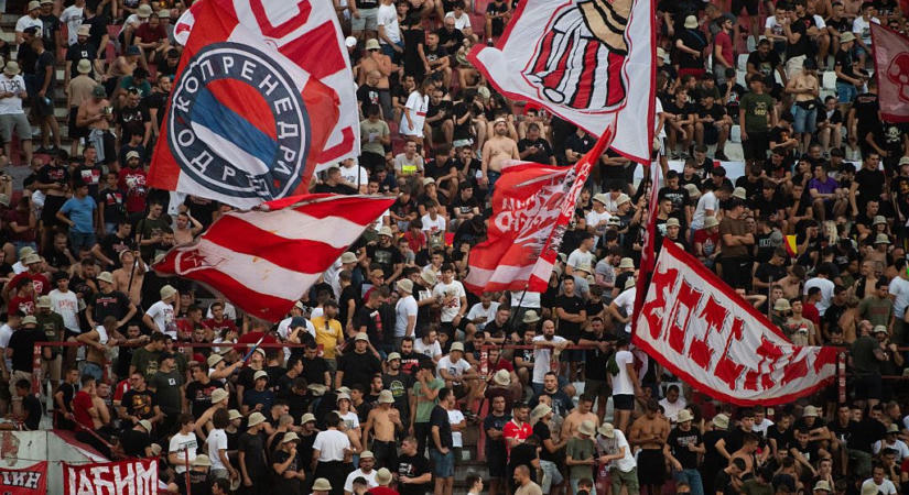 Botrány: Háborús bűnöst éltettek a szerb ultrák, lecsapott az UEFA - videó