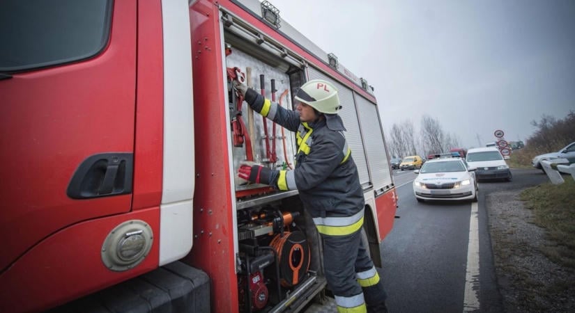 Nagyfügedre rohantak a tűzoltók: kigyulladt egy lakóépület