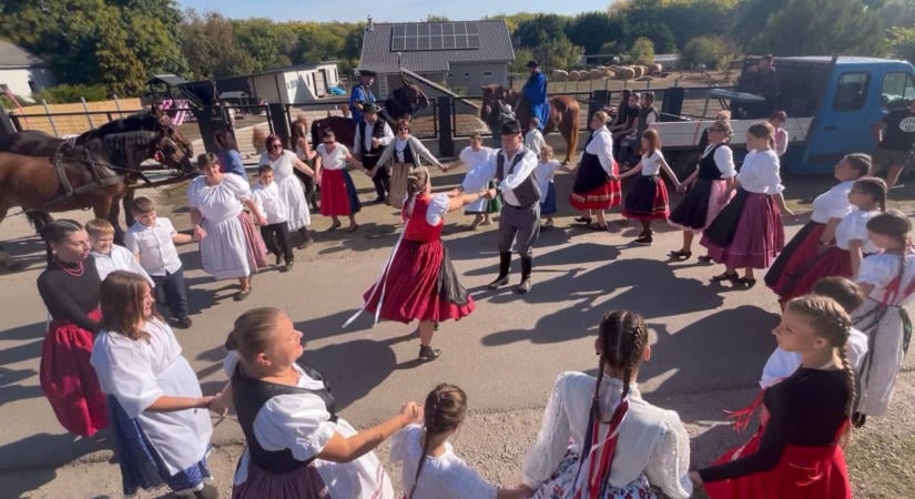 Lovak, fogatok és muzsika töltötte meg Sárosd utcáit