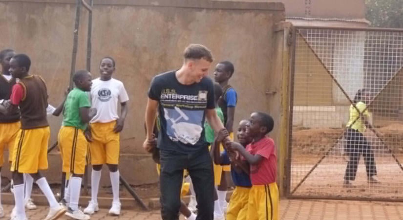 A kisgyerekek mosolya mindent pénzt megér – egy ugandai iskolában önkénteskedett Vázsonyi Benedek