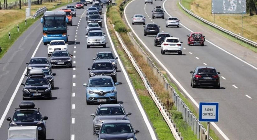 Tömörülés az M1-es autópályán - A belső sávot lezárták, mutatjuk az okát