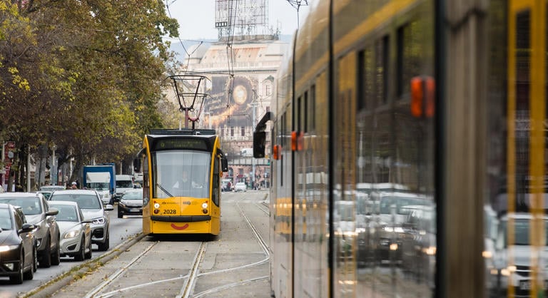 Durva bántalmazás a 4-6-oson, ellenőr lökött a földre, majd húzott le a járműről egy nőt