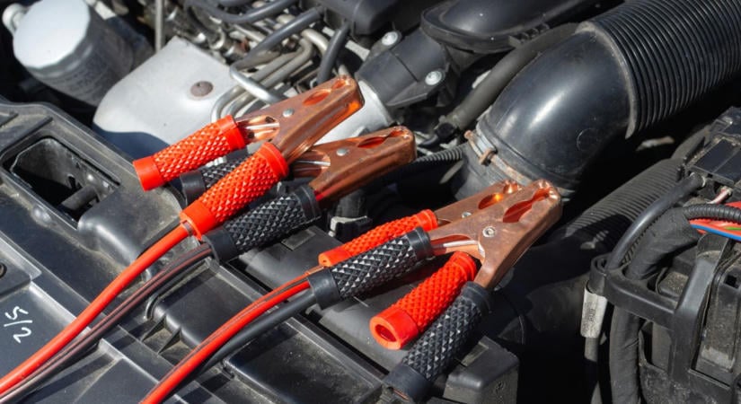 Mit tegyünk, ha nem indul az autó? Bikázás, töltés és jump starter használata