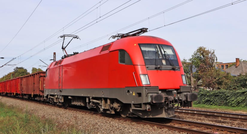 Megszólalt a MÁV a Szeged mellett pusztító avartűzről: vitatják, hogy egy tehervonat okozta volna