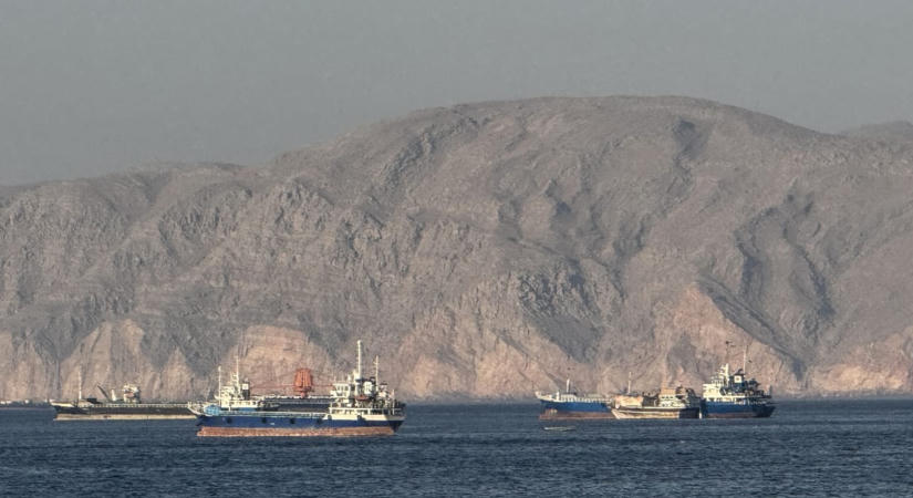 Irán szerint továbbra is ők ellenőrzik a Hormuzi szorost, és „kitaláció”, hogy békéért könyörögnének