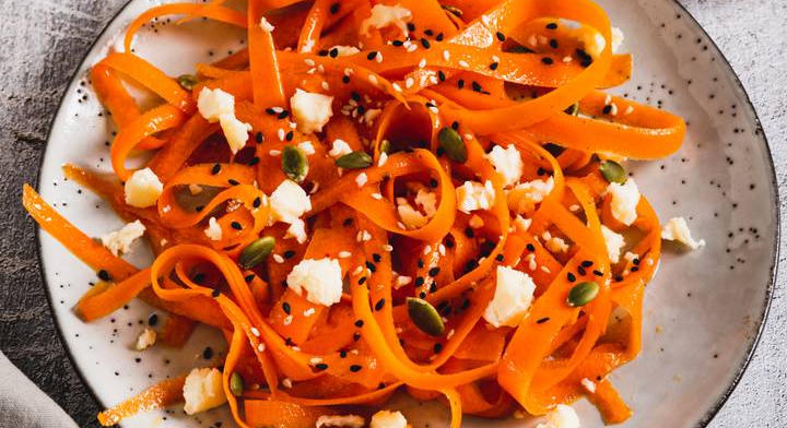 Pikáns répasaláta ricottával és tökmaggal: alakbarát vacsora percek alatt