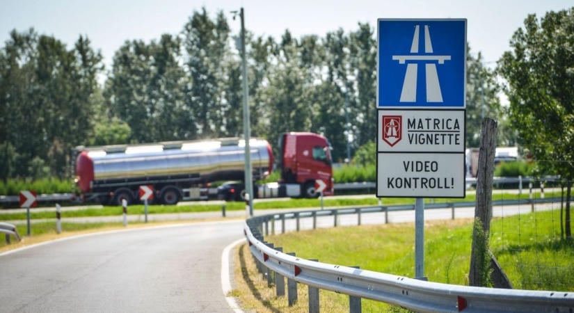 Új év, új matricaárak: januártól ennyibe kerülhet az autózás