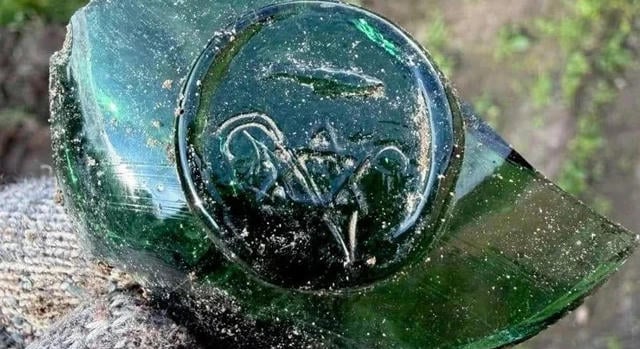 Első világháborús vodkásüveg cserepeit találták meg a Krevai várnál